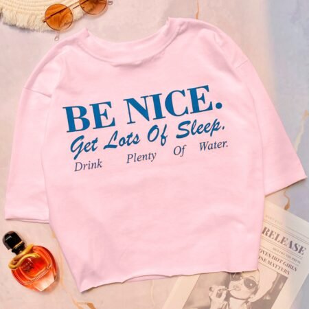 Cropped Estampado com Frase Minimalista Be Nice Verão Feminino Algodão Estilo Blusa T-shirt Curta